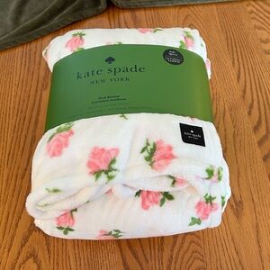 NWT Kate Spade Ditsy Rose Toss-Strawberry Shake Full/Queen Fleece Blanket